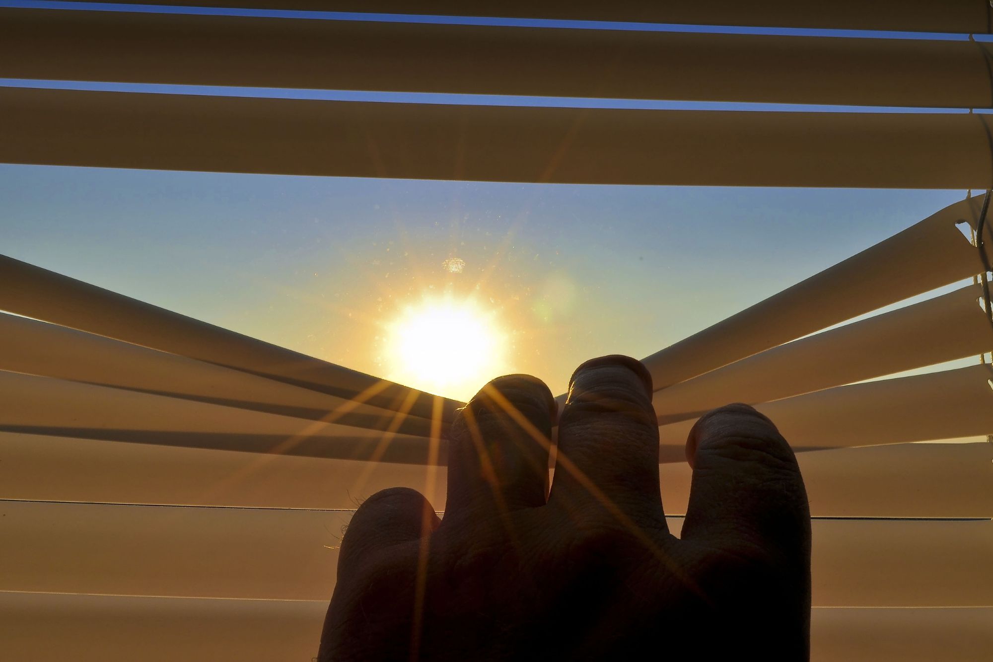 Bastano 10 minuti di luce al mattino: gli studi che collegano l’esposizione solare alla longevità