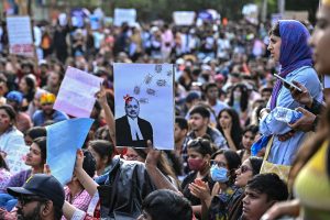 manifestazione_scarafaggi_india_afp Le associazioni studentesche manifestano dopo le dimissioni del ministro dell'istruzione indiano - Afp