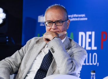 Valditara: “Burqa vietato e corsi di italiano obbligatori”, un confronto con gli altri Paesi europei