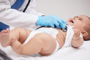 neonato_cure_medico_specializzato_canva Neonato curato dal medico - Canva