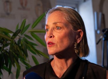 “È ridicolo”, Sharon Stone svela la reazione dell’ex marito dopo la diagnosi di due tumori al seno