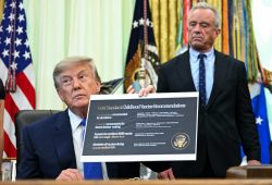 Trump riduce i vaccini raccomandati ai bambini: “Gli alti tassi di autismo che osserviamo oggi non esistevano”