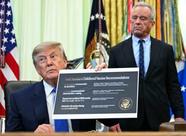 Trump riduce i vaccini raccomandati ai bambini: “Gli alti tassi di autismo che osserviamo oggi non esistevano”