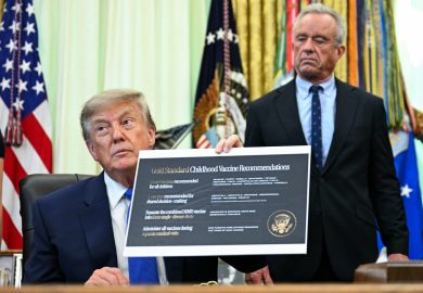 Trump riduce i vaccini raccomandati ai bambini: “Gli alti tassi di autismo che osserviamo oggi non esistevano”