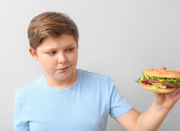 Fegato grasso per 1 bambino su 3 con obesità o sovrappeso: rischio diabete 10 volte più alto, il ruolo del cibo