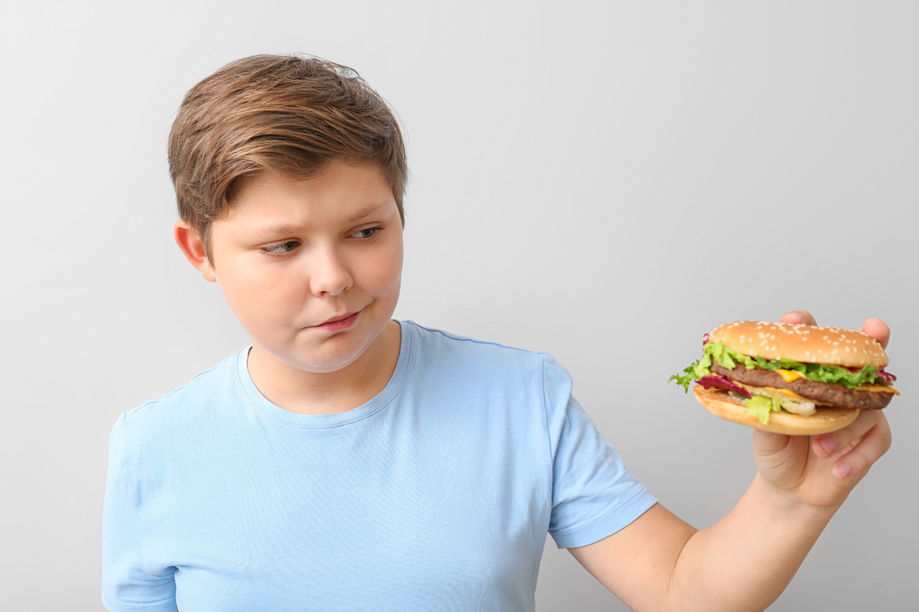 Fegato grasso per 1 bambino su 3 con obesità o sovrappeso: rischio diabete 10 volte più alto, il ruolo del cibo