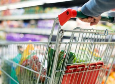 Dai funerali fino alla spesa alimentare, perché in Italia paghiamo a rate?