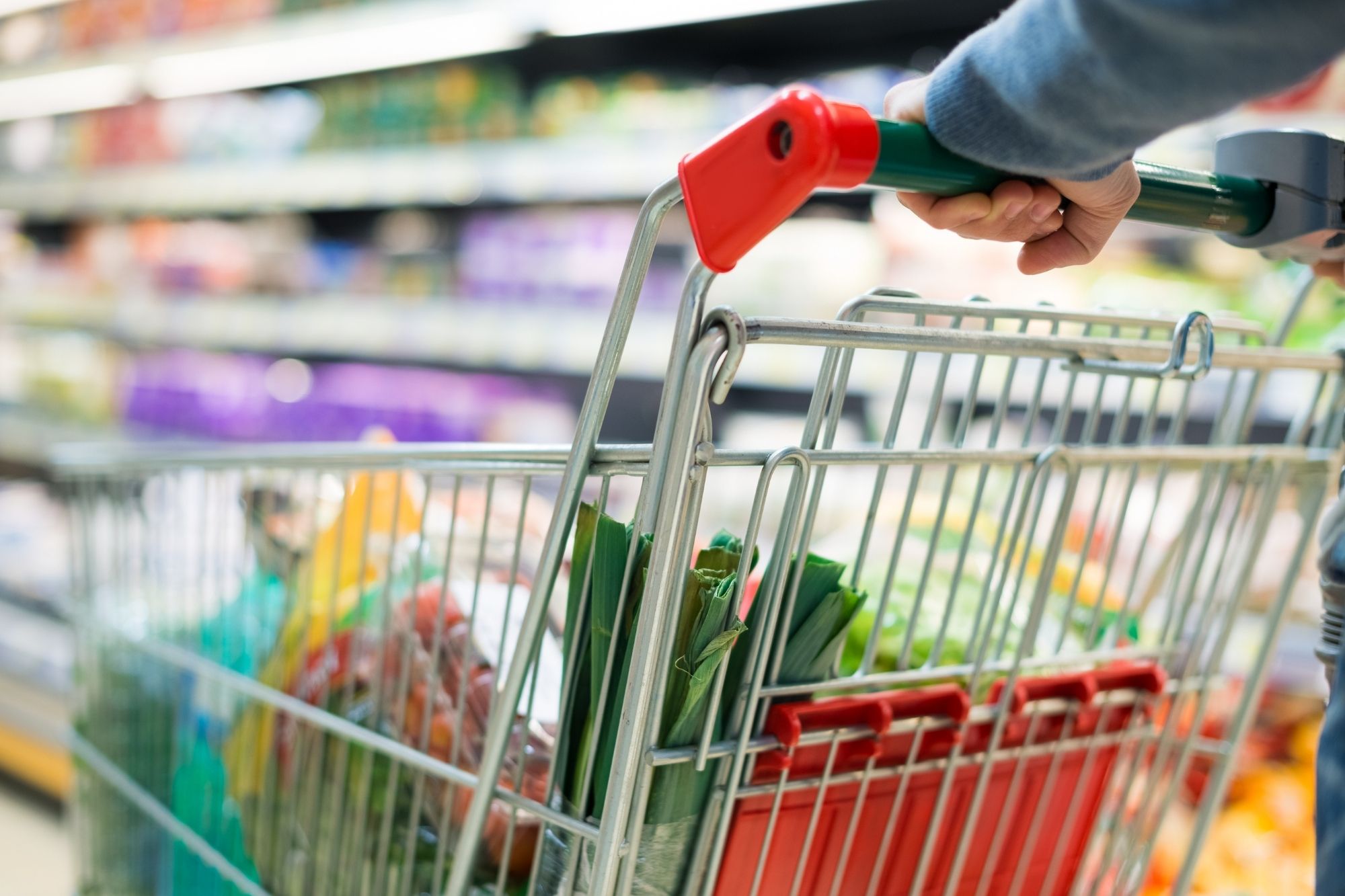 Dai funerali fino alla spesa alimentare, perché in Italia paghiamo a rate?