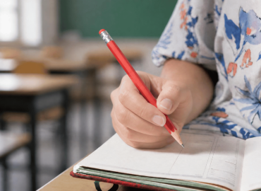 Basta compiti ‘a comparsa’ sul registro: Valditara riscopre il diario e spalma le verifiche