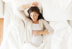 Dormire male in gravidanza aumenta il rischio di obesità nei figli