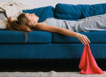 “Cara, io vado in ufficio, qui ci pensi tu?”, il secondo turno delle donne vale 231 ore di vita all’anno