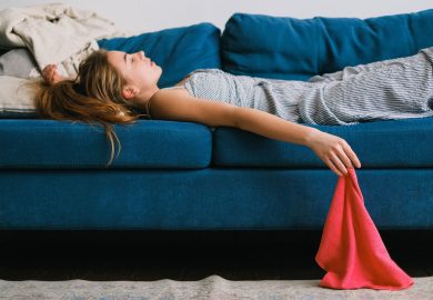 “Cara, io vado in ufficio, qui ci pensi tu?”, il secondo turno delle donne vale 231 ore di vita all’anno