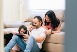 I figli sono diventati un guaio? La verità sulla “non-maternità di massa”