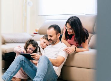 I figli sono diventati un guaio? La verità sulla “non-maternità di massa”