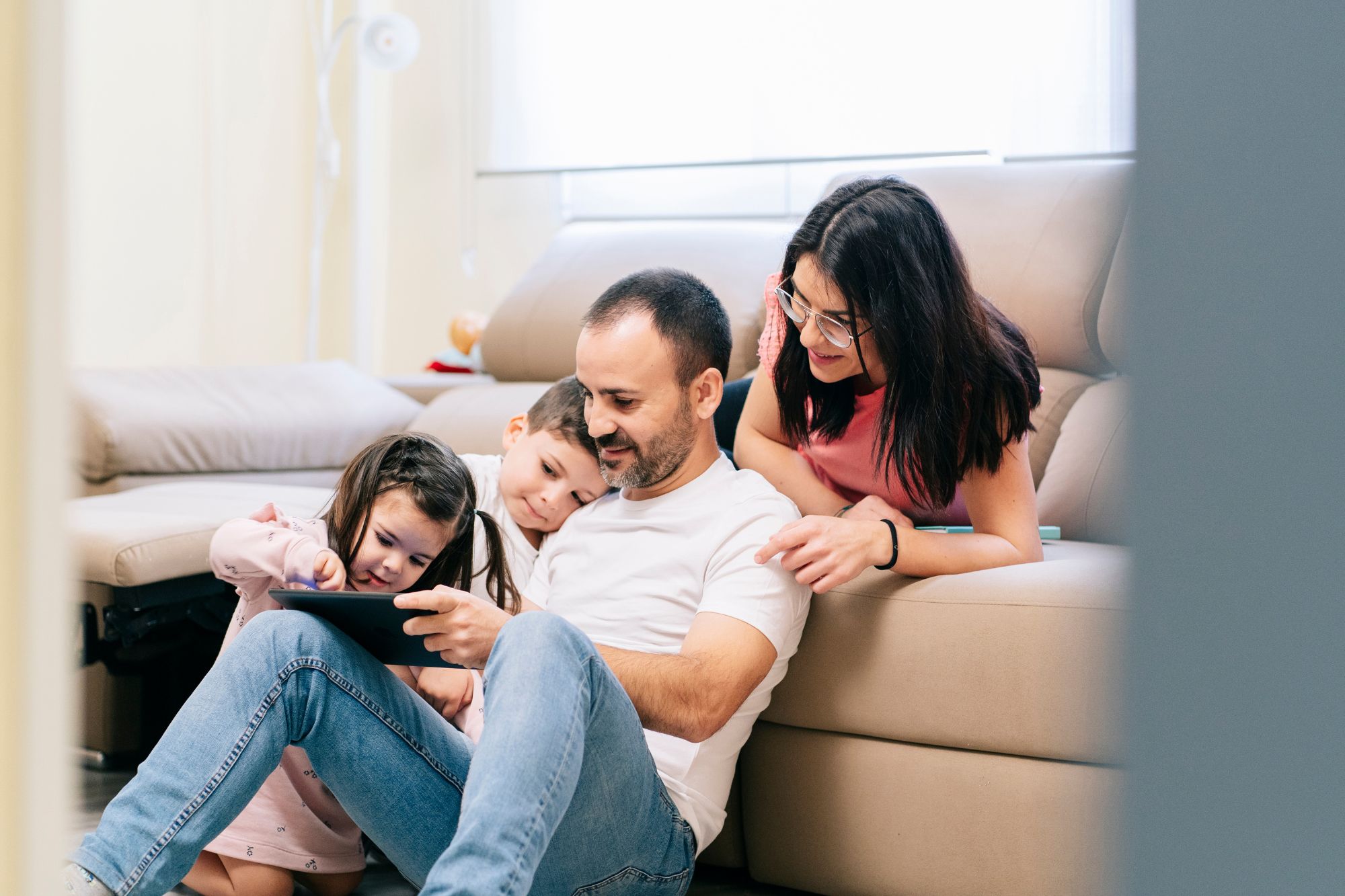 I figli sono diventati un guaio? La verità sulla “non-maternità di massa”