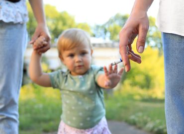 Fumo passivo, 767 milioni di bambini esposti: la protezione comincia in famiglia
