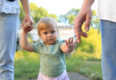 Fumo passivo, 767 milioni di bambini esposti: la protezione comincia in famiglia