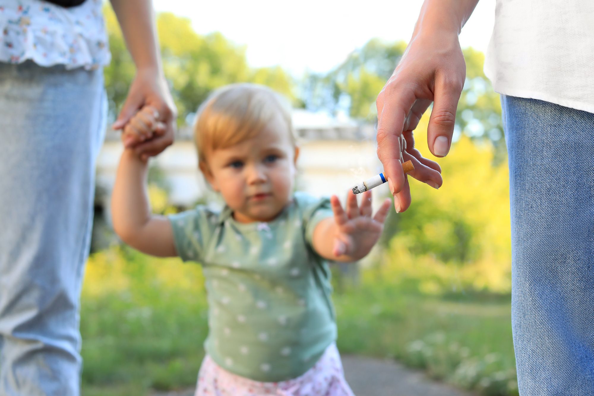Fumo passivo, 767 milioni di bambini esposti: la protezione comincia in famiglia