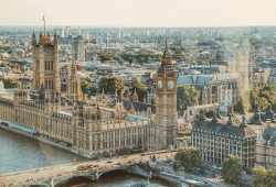 Londra cresce ma perde bambini: perché le grandi città stanno diventando città per adulti