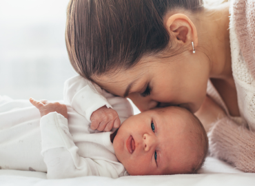 Dopo il parto l’ostetrica arriva a casa: il servizio esteso in tutta la Lombardia