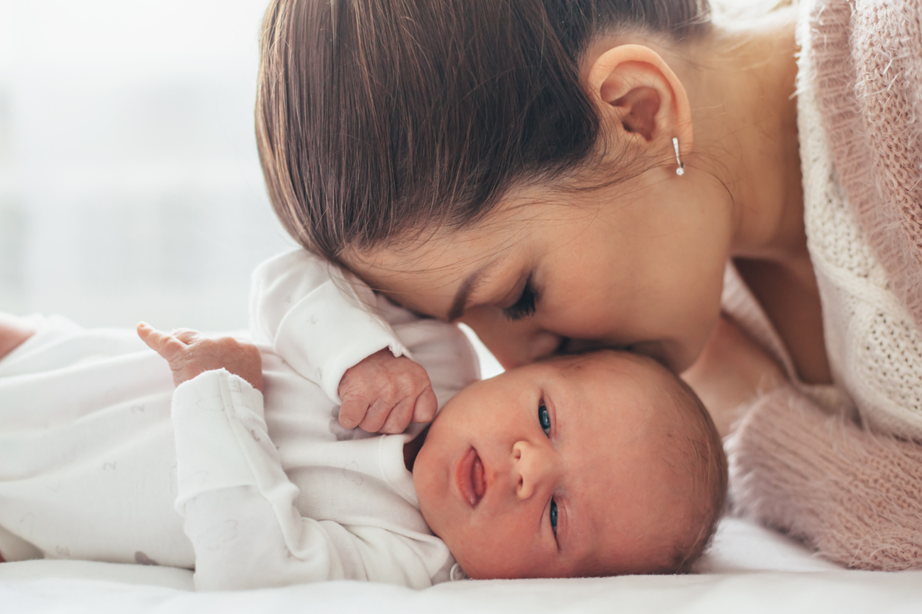 Dopo il parto l’ostetrica arriva a casa: il servizio esteso in tutta la Lombardia