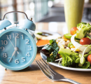 Il problema non è solo cosa mangiamo, ma quando: cos’è il jet lag alimentare (e quali effetti può avere)