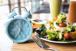 Il problema non è solo cosa mangiamo, ma quando: cos’è il jet lag alimentare (e quali effetti può avere)