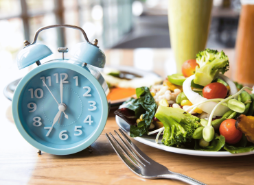 Il problema non è solo cosa mangiamo, ma quando: cos’è il jet lag alimentare (e quali effetti può avere)