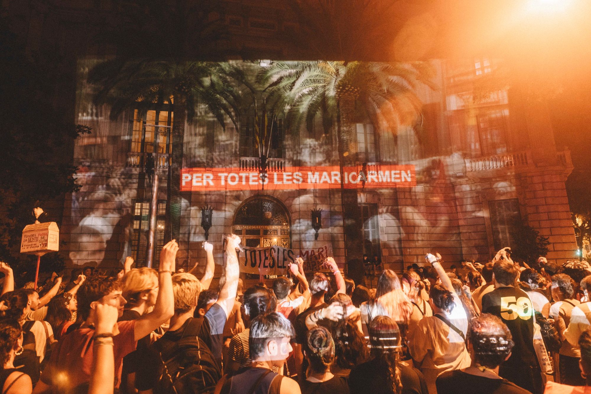 Barcellona protesta contro gli sfratti dopo che l'87enne Maricarmen è stata sfrattata a Madrid