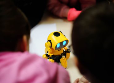 L’intelligenza artificiale entra in classe, dopo i chatbot arriva il rischio “Sally” (e c’è chi dice no)