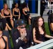 Sfera Ebbasta a San Siro con dieci ragazze: la trovata di marketing e la bufera social sulla mercificazione del corpo femminile