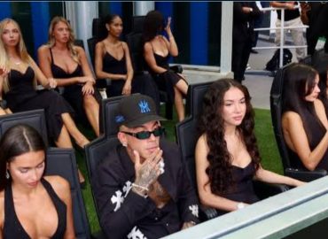 Sfera Ebbasta a San Siro con dieci ragazze: la trovata di marketing e la bufera social sulla mercificazione del corpo femminile