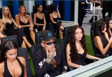 Sfera Ebbasta a San Siro con dieci ragazze: la trovata di marketing e la bufera social sulla mercificazione del corpo femminile