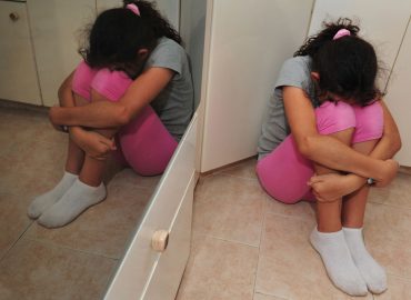 I reati sui minori crescono del 43% in 10 anni: i dati nazionali e l’allarme Oms sui giovani