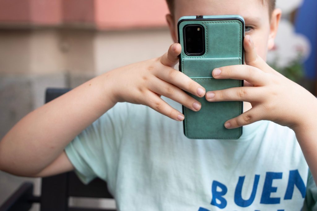 Bambino con smartphone - Canva