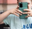 Sempre più connessi, sempre più soli: la trappola dello smartphone a 12 anni