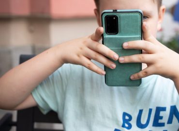 Sempre più connessi, sempre più soli: la trappola dello smartphone a 12 anni