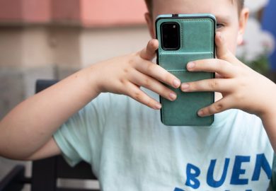 Sempre più connessi, sempre più soli: la trappola dello smartphone a 12 anni