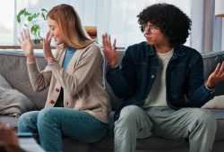 L’85% dei giovani vede il possesso normalizzato sui social: il 35% lo scambia per amore