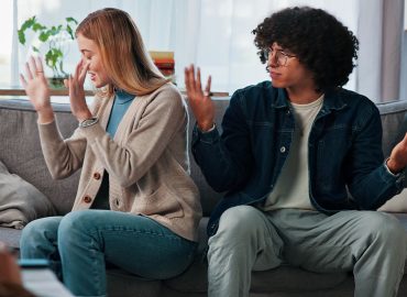 L’85% dei giovani vede il possesso normalizzato sui social: il 35% lo scambia per amore