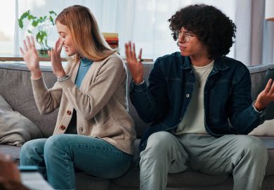 L’85% dei giovani vede il possesso normalizzato sui social: il 35% lo scambia per amore