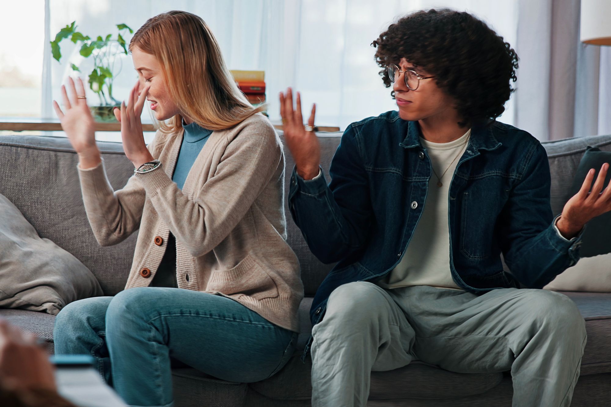 L’85% dei giovani vede il possesso normalizzato sui social: il 35% lo scambia per amore