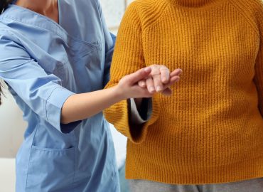Longevità, l’Italia tocca il record di 84 anni di vita: ma la salute si ferma prima dei 60