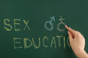 educazione sessuale scritta sulla lavagna