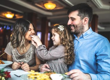 “A tavola senza schermi”, il progetto in Sardegna invita alla disconnessione al ristorante