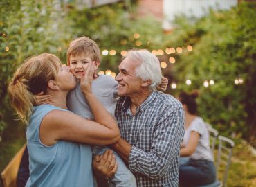 Nonni, salvatori di imprevisti e custodi di ricordi: se non ci foste bisognerebbe inventarvi