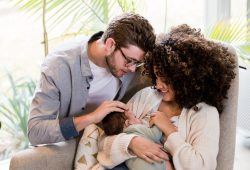 Allattamento lavoro sostenibile di squadra: il legame mamma-neonato e il ruolo dei papà