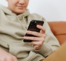 Pensavo fosse amore, invece era un computer: cos’è l’Ai sexting e chi lo pratica
