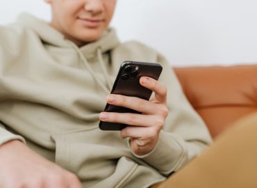 Pensavo fosse amore, invece era un computer: cos’è l’Ai sexting e chi lo pratica