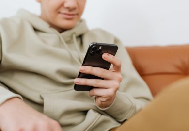Pensavo fosse amore, invece era un computer: cos’è l’Ai sexting e chi lo pratica